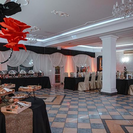 Dwor Czarneckiego Hotel Porosly Bagian luar foto