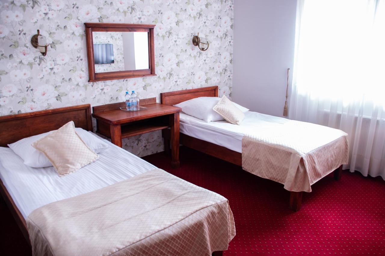Dwor Czarneckiego Hotel Porosly Bagian luar foto