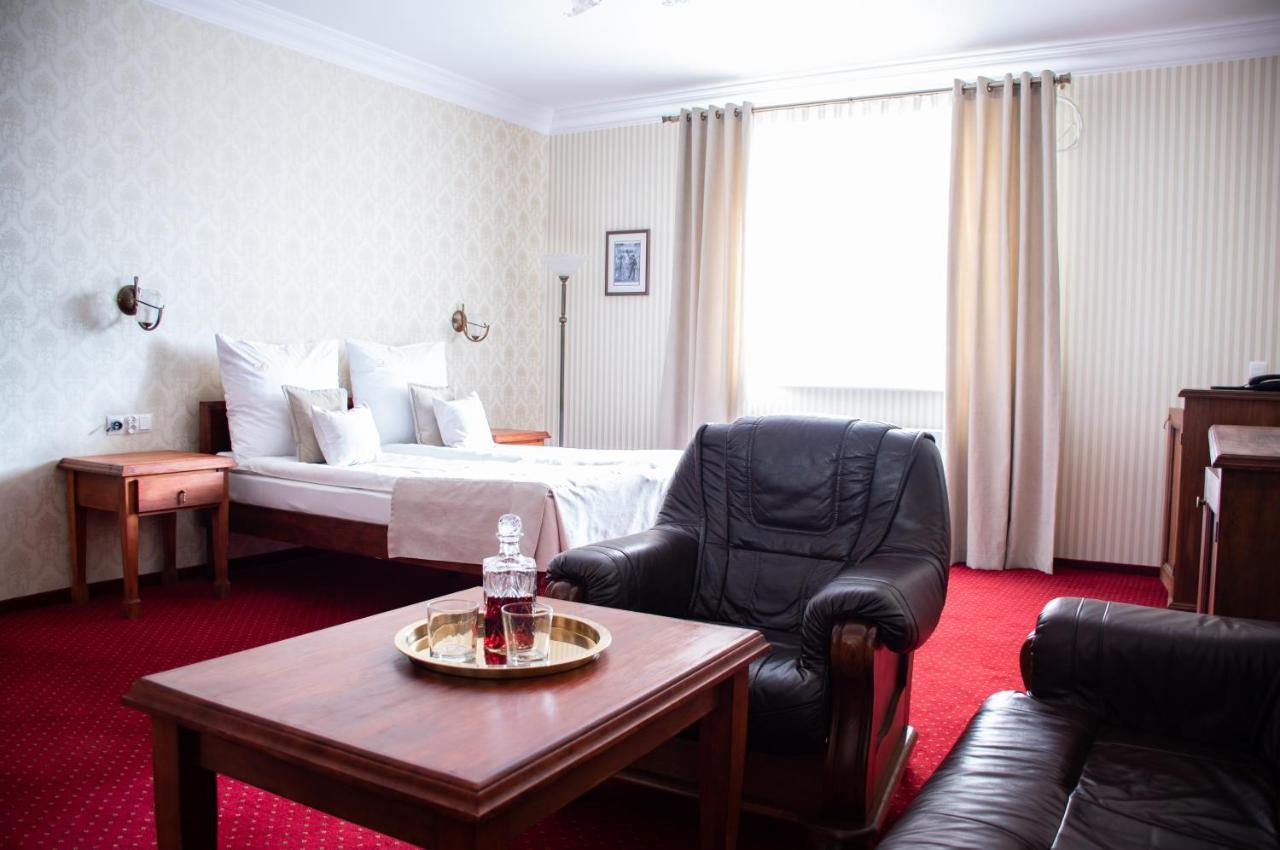 Dwor Czarneckiego Hotel Porosly Bagian luar foto