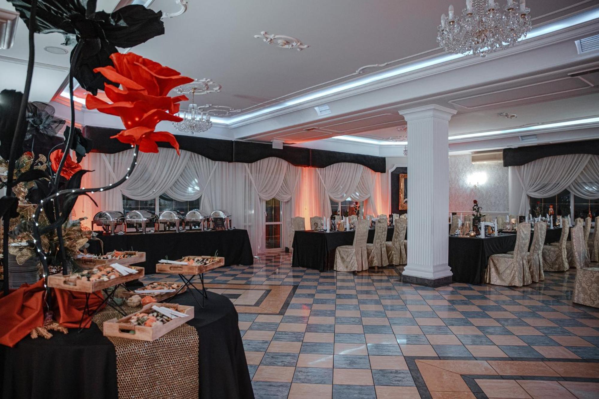 Dwor Czarneckiego Hotel Porosly Bagian luar foto