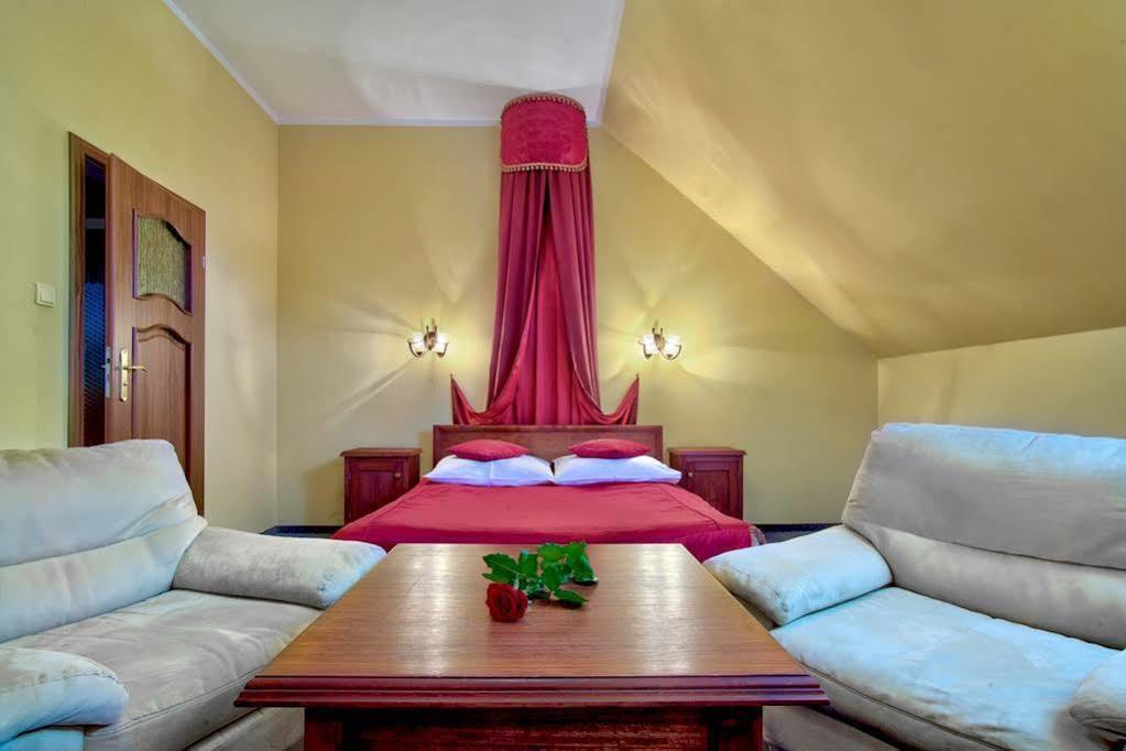 Dwor Czarneckiego Hotel Porosly Bagian luar foto
