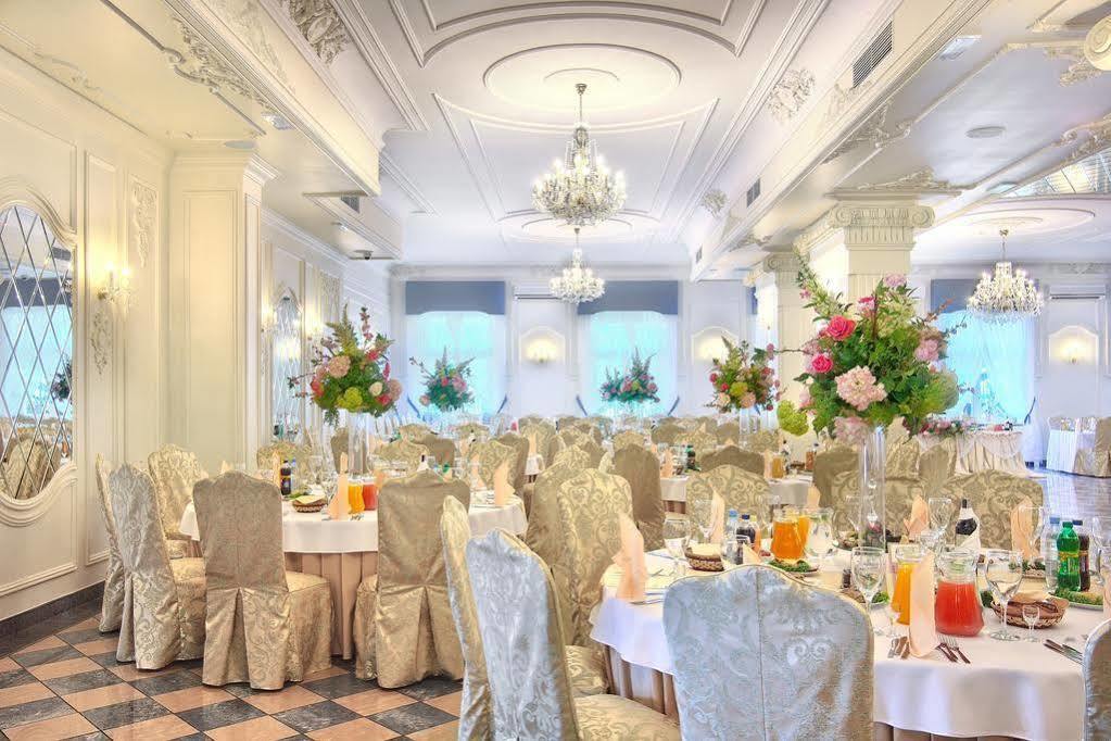 Dwor Czarneckiego Hotel Porosly Bagian luar foto