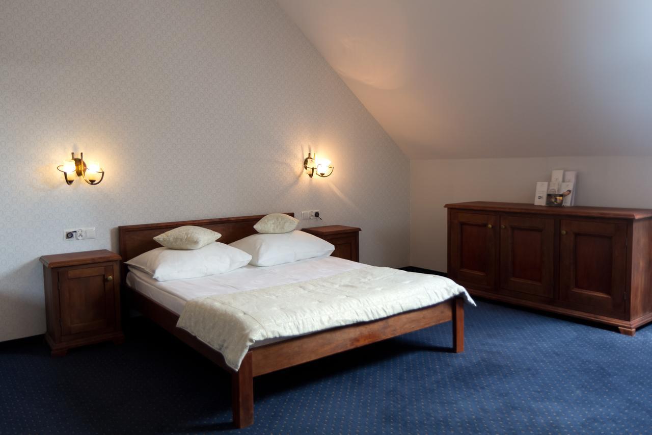 Dwor Czarneckiego Hotel Porosly Bagian luar foto