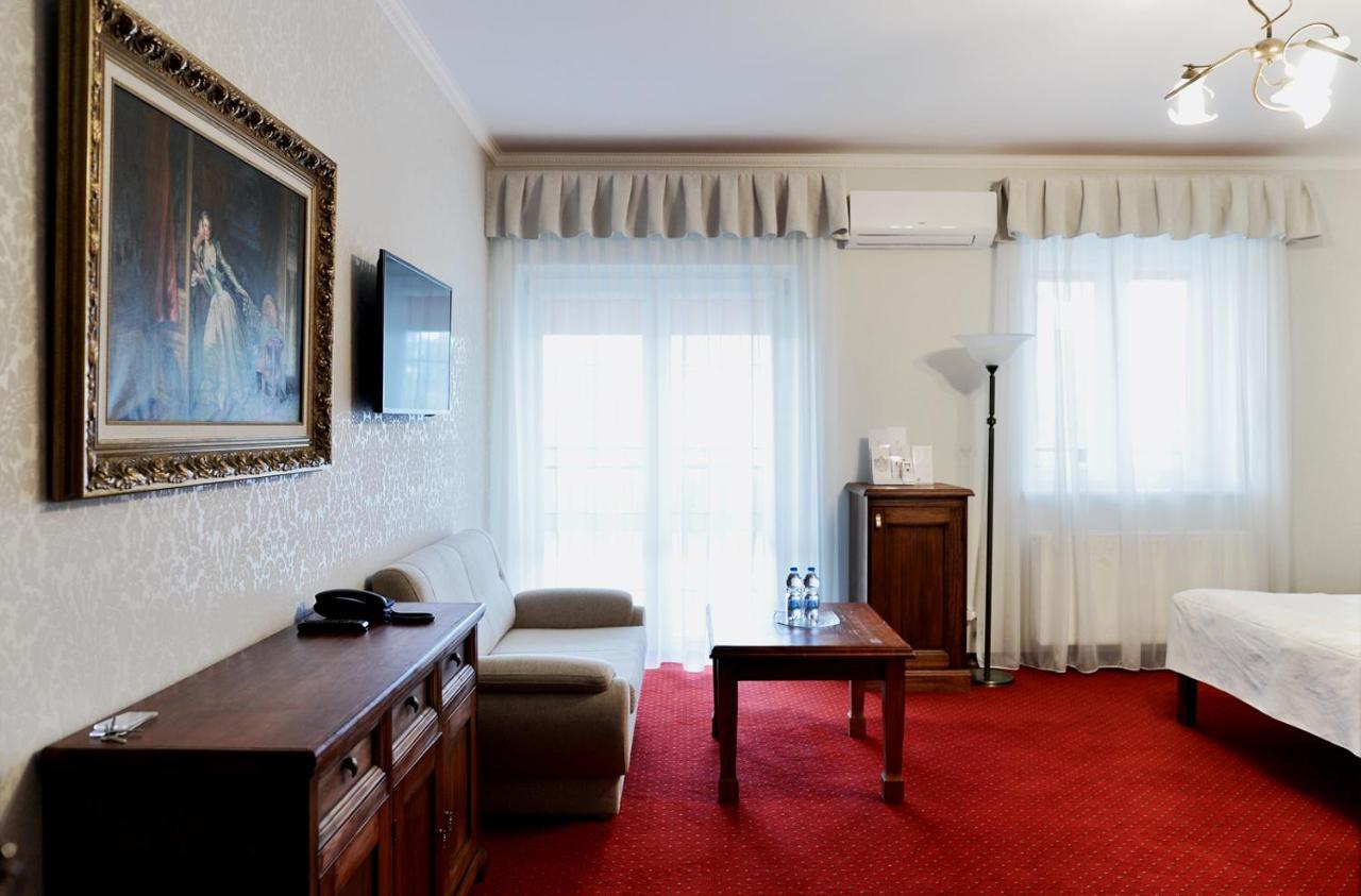 Dwor Czarneckiego Hotel Porosly Bagian luar foto