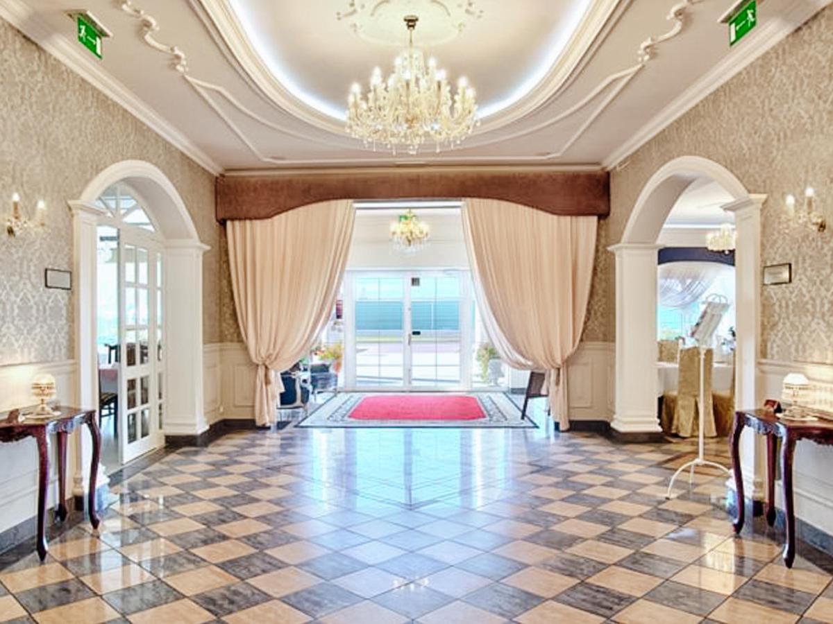 Dwor Czarneckiego Hotel Porosly Bagian luar foto