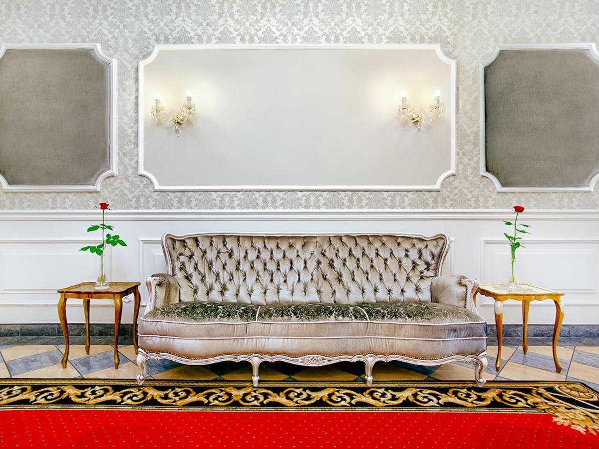 Dwor Czarneckiego Hotel Porosly Bagian luar foto