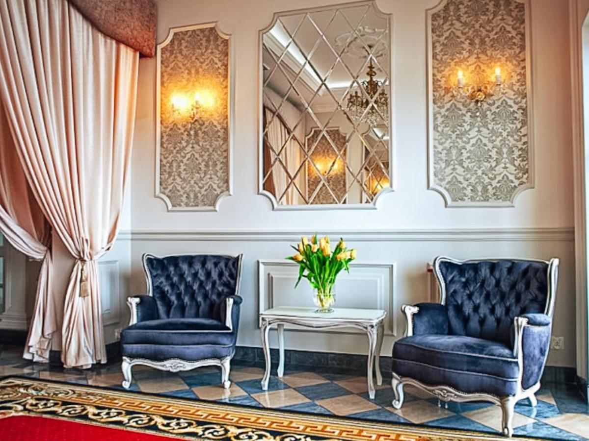 Dwor Czarneckiego Hotel Porosly Bagian luar foto