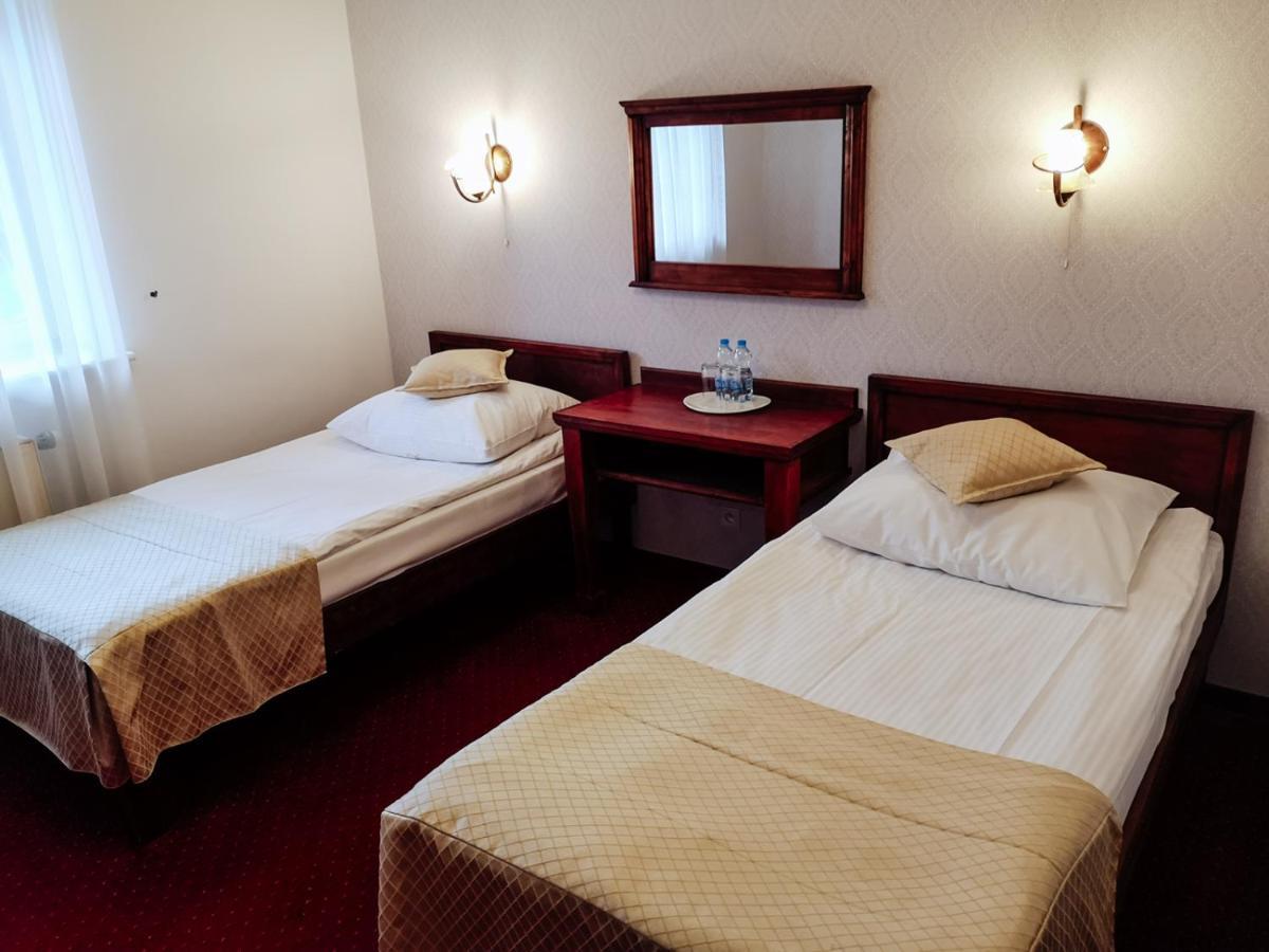 Dwor Czarneckiego Hotel Porosly Bagian luar foto